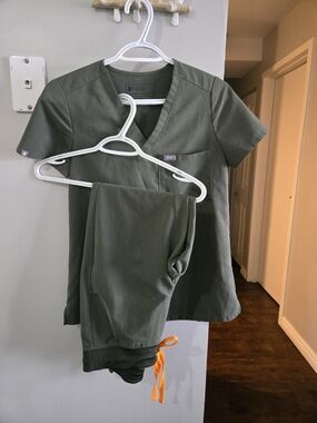 FIGS Olive Green Scrub Set